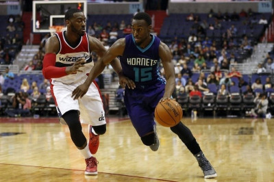 Σάρλοτ Χόρνετς: Εγχείρηση για Κέμπα Ουόλκερ