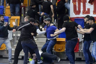 Γαλατάσαραϊ: Ξύλο για τη σημαία του ψευδοκράτους (video)