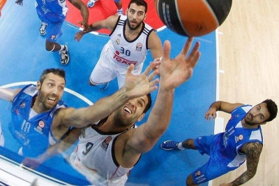Ευρωλίγκα: Έγραψε ιστορία ο Ρέγες (videos)