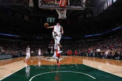 Μιλγουόκι Μπακς: «Ζωγράφισε» ο Αντετοκούνμπο με Μπλέιζερς (videos)