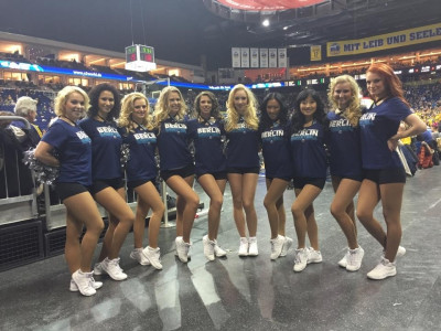 Άλμπα Βερολίνου: Οι τσιρλίντερς που... παίζουν με τον Ολυμπιακό (video)