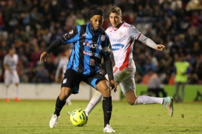 Αυτά μόνον ο Ροναλντίνιο  τα κάνει !!!!  (video)