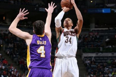 NBA: Ρεκόρ καριέρας ο Αντετοκούνμπο, θετικοί οι Κουφός και Καλάθης