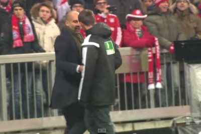 Από τη γκρίνια στις ...αγκαλιές με τον 4ο διαιτητή ο Γκουαρδιόλα (video)