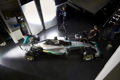 Μερσέντες: Καρέ - καρέ το νέο μονοθέσιο (photos)