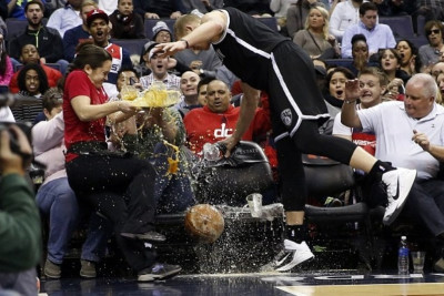 ΝΒΑ: Λούστηκαν με μπίρα εν ώρα αγώνα (photos+video)