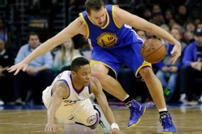 Γκόλντεν Στέιτ Ουόριορς: Δύσκολη νίκη στη Φιλαδέλφεια (videos)