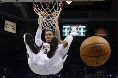 Μιλγουόκι Μπακς: Ασυγκράτητος Αντετοκούνμπο και με Κινγκς (videos)