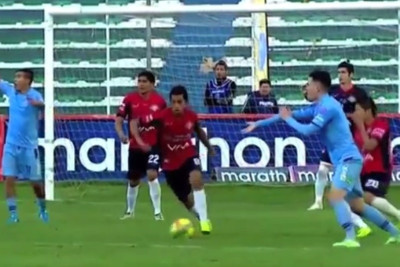 Βολιβία: Απίστευτο θέατρο αμυντικού για να... γλιτώσει το πέναλτι (video)