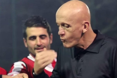 H παρέα της γειτονιάς,το … Champions League, ο Κολίνα και ο μπακλαβάς (video)
