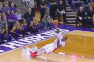 NCAA: Αντί να καρφώσει... καρφώθηκε ο ίδιος στο έδαφος! (video)