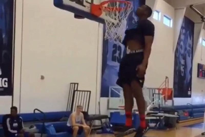 ΗΠΑ: Αθλητής του αμερικανικού ποδοσφαίρου καρφώνει και το... κεφάλι του στο μπάσκετ! (video)