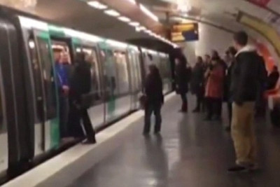 Επίδειξη ρατσισμού από οπαδούς της Τσέλσι στο Παρίσι (video)