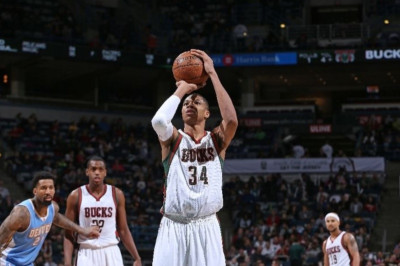 Μιλγουόκι Μπακς: Τα… έσπασε ο Αντετοκούνμπο με Νάγκετς (videos)