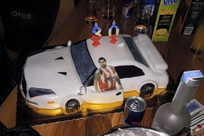 Ολυμπιακός: Τούρτα αυτοκίνητο για Πρίντεζη (photos)