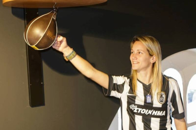 ΠΑΟΚ: Σα... μοντέλο στα ασπρόμαυρα η Κακαμπούκη (photos)