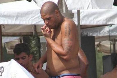 Θέλει ο Αντριάνο να κρυφτεί και το... προκοίλι δεν τον αφήνει (photos)