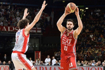 Αρμάνι Μιλάνο: Μήνυμα... 30άρας Κλέιζα σε Ολυμπιακό! (videos)