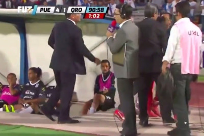 Εισβολέας αγκάλιασε τον Ροναλντίνιο  (videos)