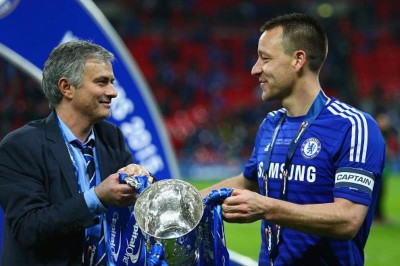 Προανήγγειλε παραμονή Τέρι στην Τσέλσι ο Μουρίνιο