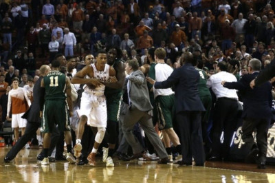 NCAA: Επτά αποβολές στη μεγάλη νίκη του Τέξας (videos)