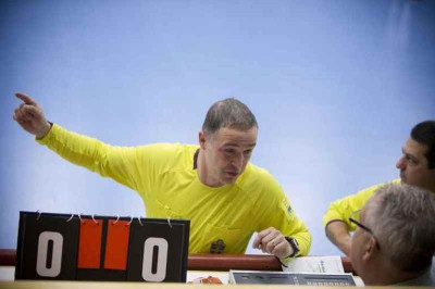 Σουηδία : Απίθανη γκολάρα από …διαιτητή (video)