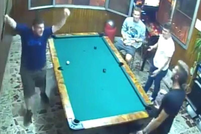 Μπιλιάρδο: Απίστευτα τυχερά χτυπήματα στη σειρά (video)