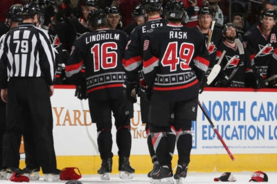 NHL: Παρθενικό χατ τρικ για Lindholm (videos)