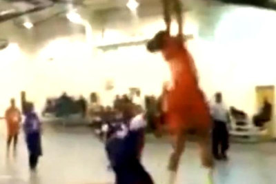 ΗΠΑ: 11χρονη καρφώνει σαν τον... Αντετοκούνμπο! (video)