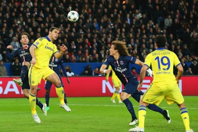 Η πλάκα του Νταβίντ Λουίζ  στον … ασυγκίνητο Ιβάνοβιτς (video)