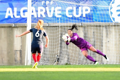 «Χόρεψε» έξι αντιπάλους και πέτυχε γκολάρα η Κρίστεν (video)