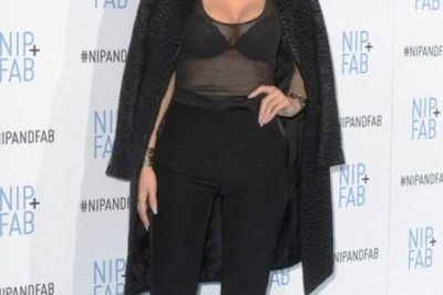 Είναι αυτό ντύσιμο για ανήλικη και μάλιστα με τις ευλογίες της μαμάς;