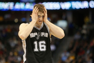 Σαν Αντόνιο Σπερς: Έξω και ο Άρον Μπέινς