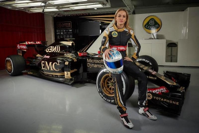 Η Κάρμεν της F1 στο Onsports: «Θέλω να τρέξω στην… πίστα της Ελλάδας!» (photos+videos)