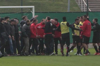 Νις: Εισβολή οπαδών στην προπόνηση και επίθεση σε παίκτες (photos)