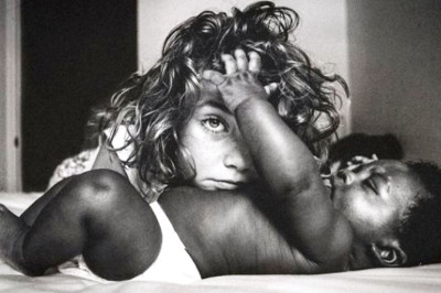 Οι τρυφερές φωτογραφίες αυτού του υιοθετημένου μωρού μαρτυρούν τη δύναμη της άνευ όρων αγάπης (εικόνες)