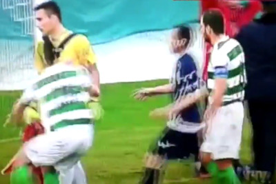 Άρπαξε την αλβανική σημαία από τον εισβολέα ο Σέρβος γκολκίπερ (video)