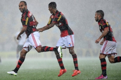 Τέσσερις αποβολές σε 2'' και τόνοι νερού στο ντέρμπι του Ρίο Ντε Τζανέιρο (videos+photos)