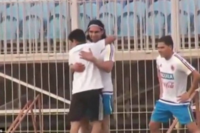 Τρεχάλα  μικρού εισβολέα για να αγκαλιάσει τον Φαλκάο (video)