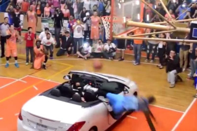 Μεξικό: Ήθελε να καρφώσει πάνω από αυτοκίνητο και... τράκαρε στο καλάθι! (video)