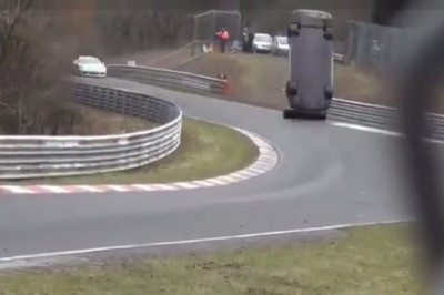 Αυτοκίνητο «έπεσε» πάνω σε θεατή και τον σκότωσε! (video)