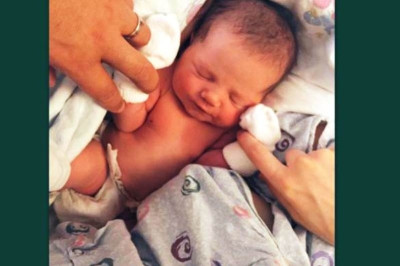 Πριν λίγες ώρες γέννησε και μας «συστήνει» τη κόρη της η…