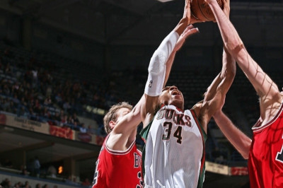 Μιλγουόκι Μπακς: Ανανέωση χρωμάτων και… Αντετοκούνμπο (video)