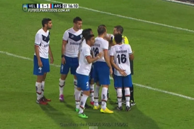 Βελέζ – Άρσεναλ Σ.:Τον απέβαλε,έδωσε πέναλτι και έπειτα πήρε πίσω και τις δύο αποφάσεις (video)