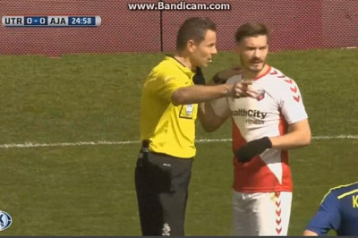 Έπαιξε με 12 παίκτες η Ουτρέχτη κόντρα στον Άγιαξ (video)