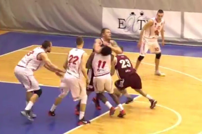 Λετονία: Τρομακτικό σκριν που «οδήγησε» σε αγκωνιά και αντιαθλητικό φάουλ (video)