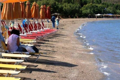 Τέλος ξαπλώστρες και τραπεζάκια «πάνω στο κύμα»!