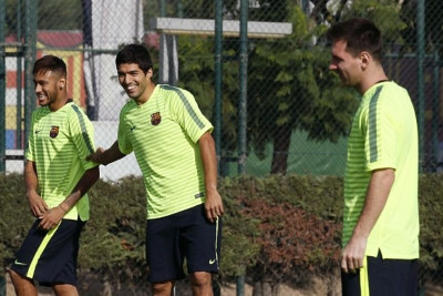 Γονατιά του Νεϊμάρ στα … αχαμνά του Σουάρες  (video)