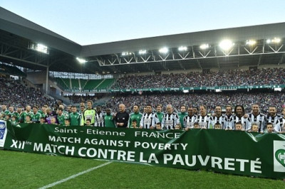 Ελληνικό χρώμα  στην ποδοσφαιρική μαγεία κατά της φτώχειας (videos+photos)