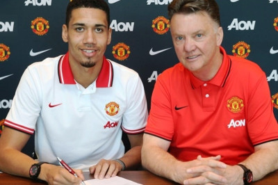 Μάντσεστερ Γιουνάιτεντ: Ανανέωσε ο Σμόλινγκ